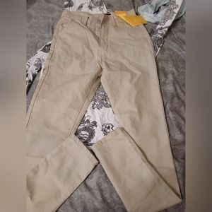 Outfit khaki pants black and white sweater